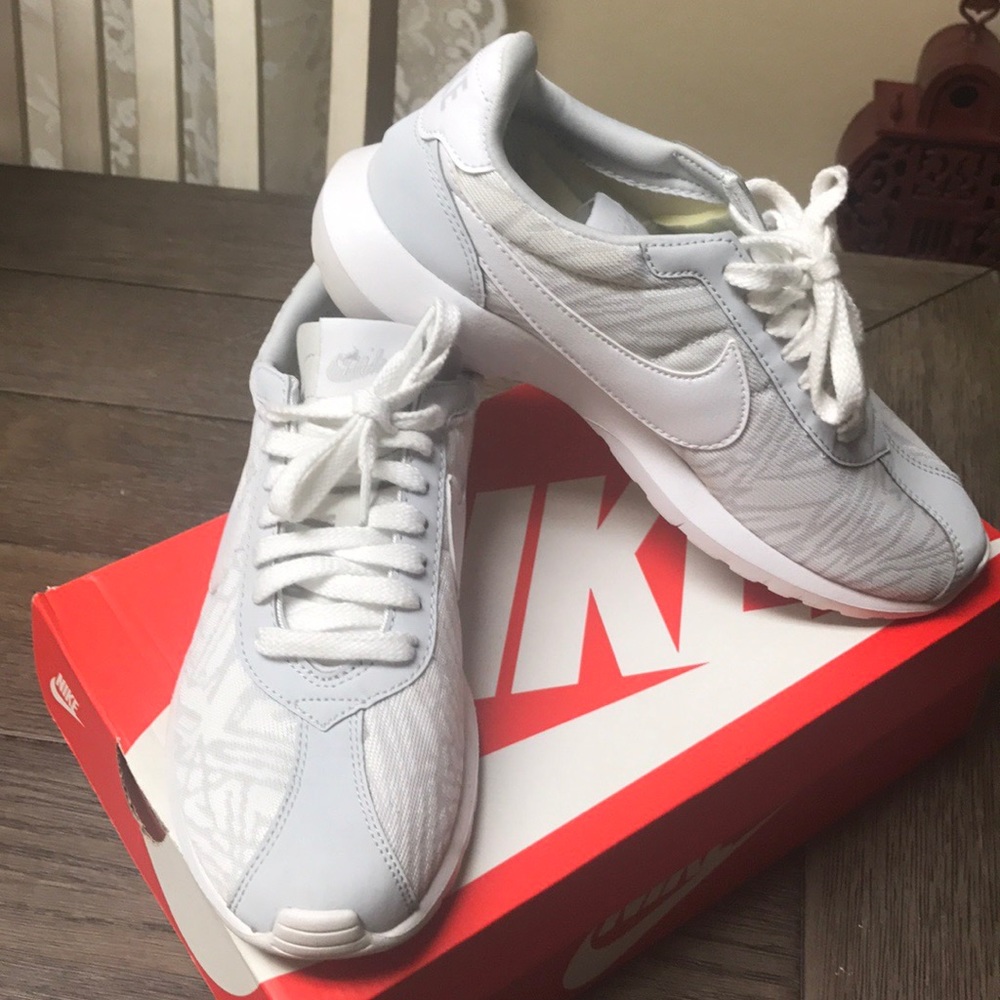 NIKE!!! Roshes size 9
